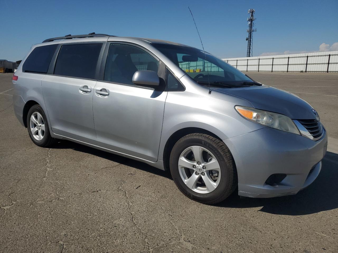 Photo 3 VIN: 5TDKK3DC2DS392863 - TOYOTA SIENNA 