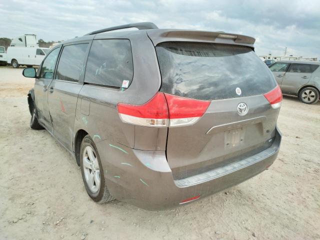 Photo 2 VIN: 5TDKK3DC2DS392894 - TOYOTA SIENNA LE 