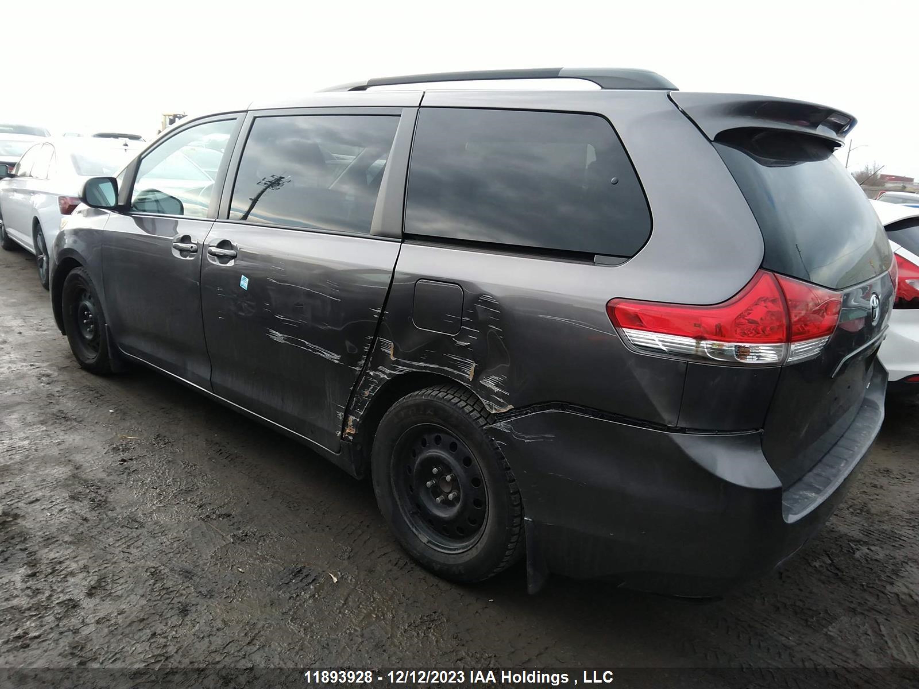 Photo 2 VIN: 5TDKK3DC2DS399960 - TOYOTA SIENNA 