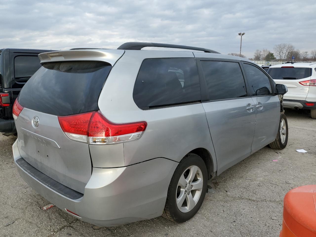 Photo 2 VIN: 5TDKK3DC2DS405367 - TOYOTA SIENNA 