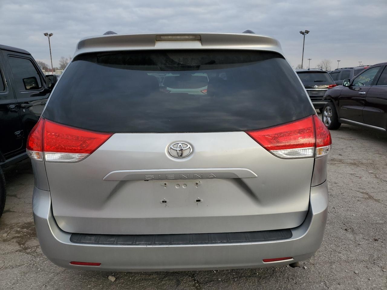 Photo 5 VIN: 5TDKK3DC2DS405367 - TOYOTA SIENNA 