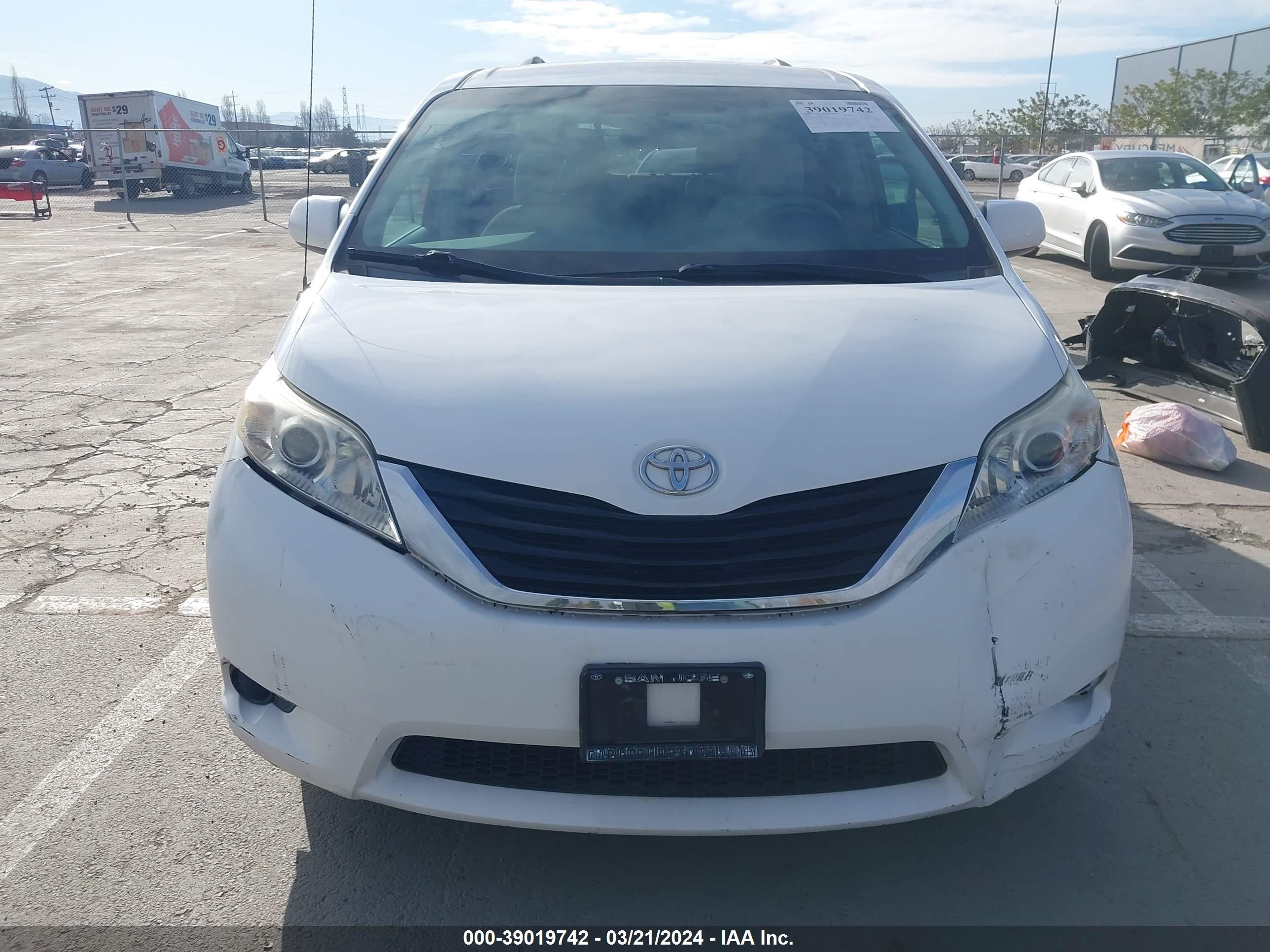 Photo 11 VIN: 5TDKK3DC2ES414006 - TOYOTA SIENNA 