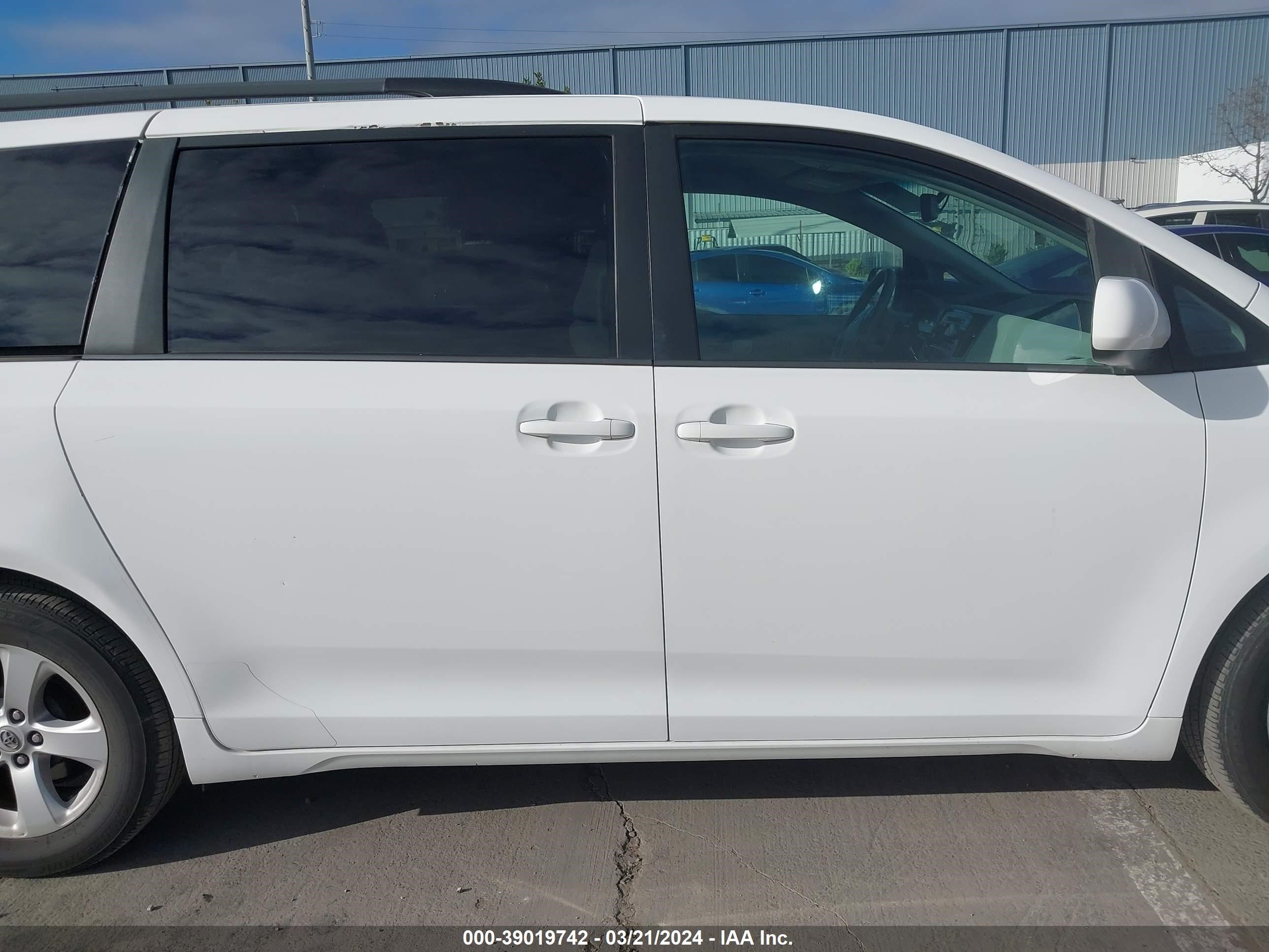 Photo 12 VIN: 5TDKK3DC2ES414006 - TOYOTA SIENNA 