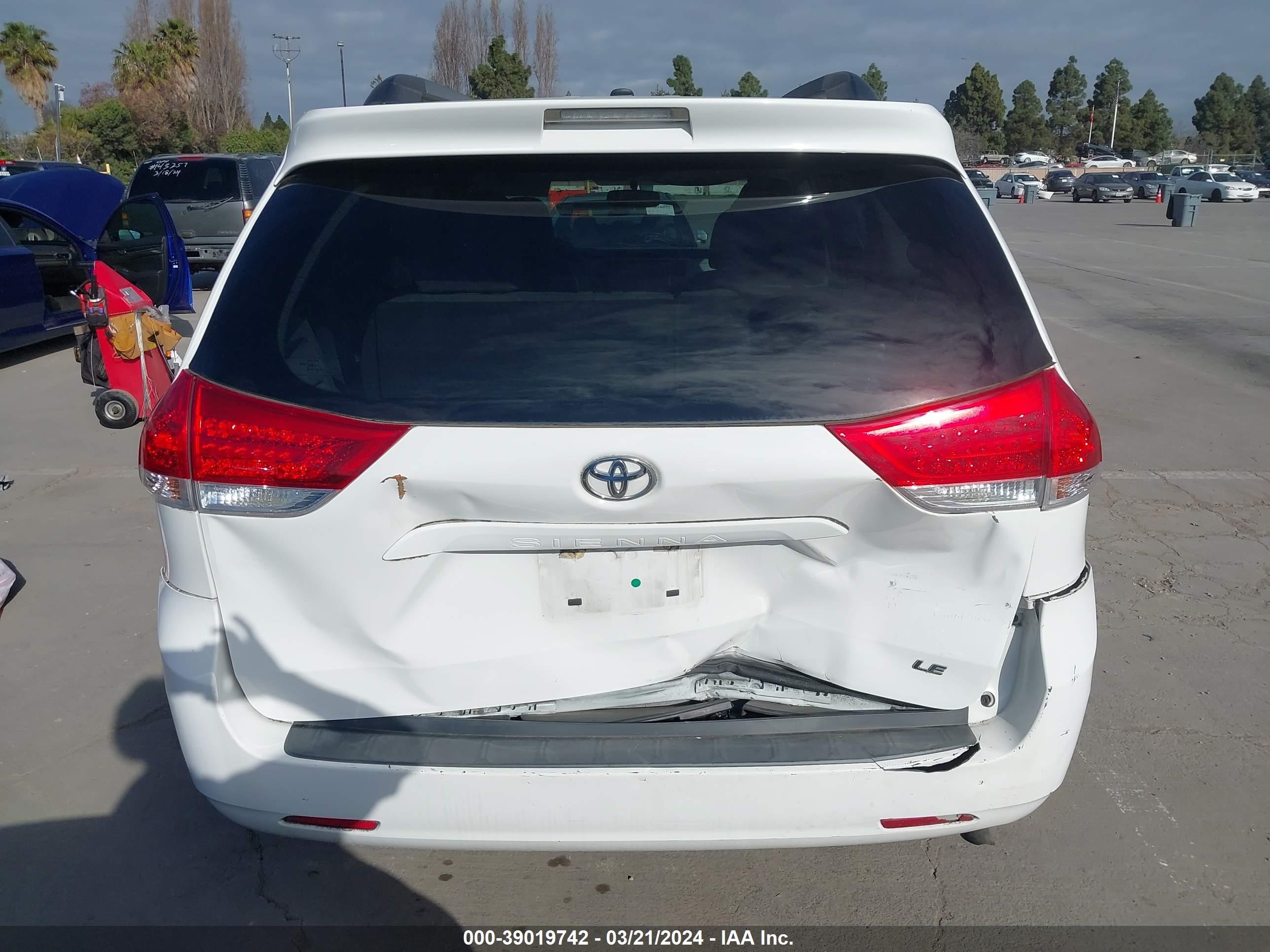 Photo 15 VIN: 5TDKK3DC2ES414006 - TOYOTA SIENNA 