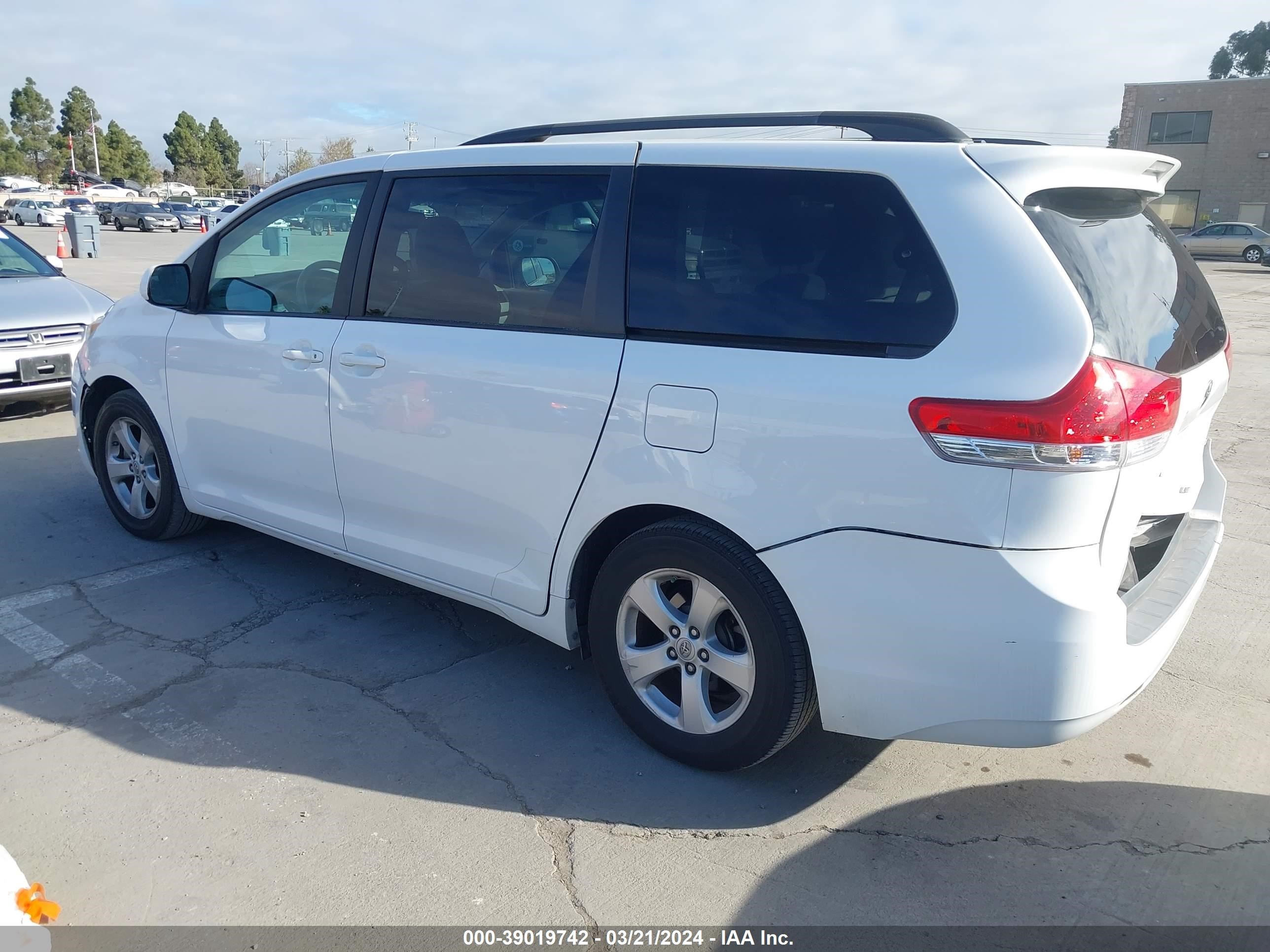 Photo 2 VIN: 5TDKK3DC2ES414006 - TOYOTA SIENNA 