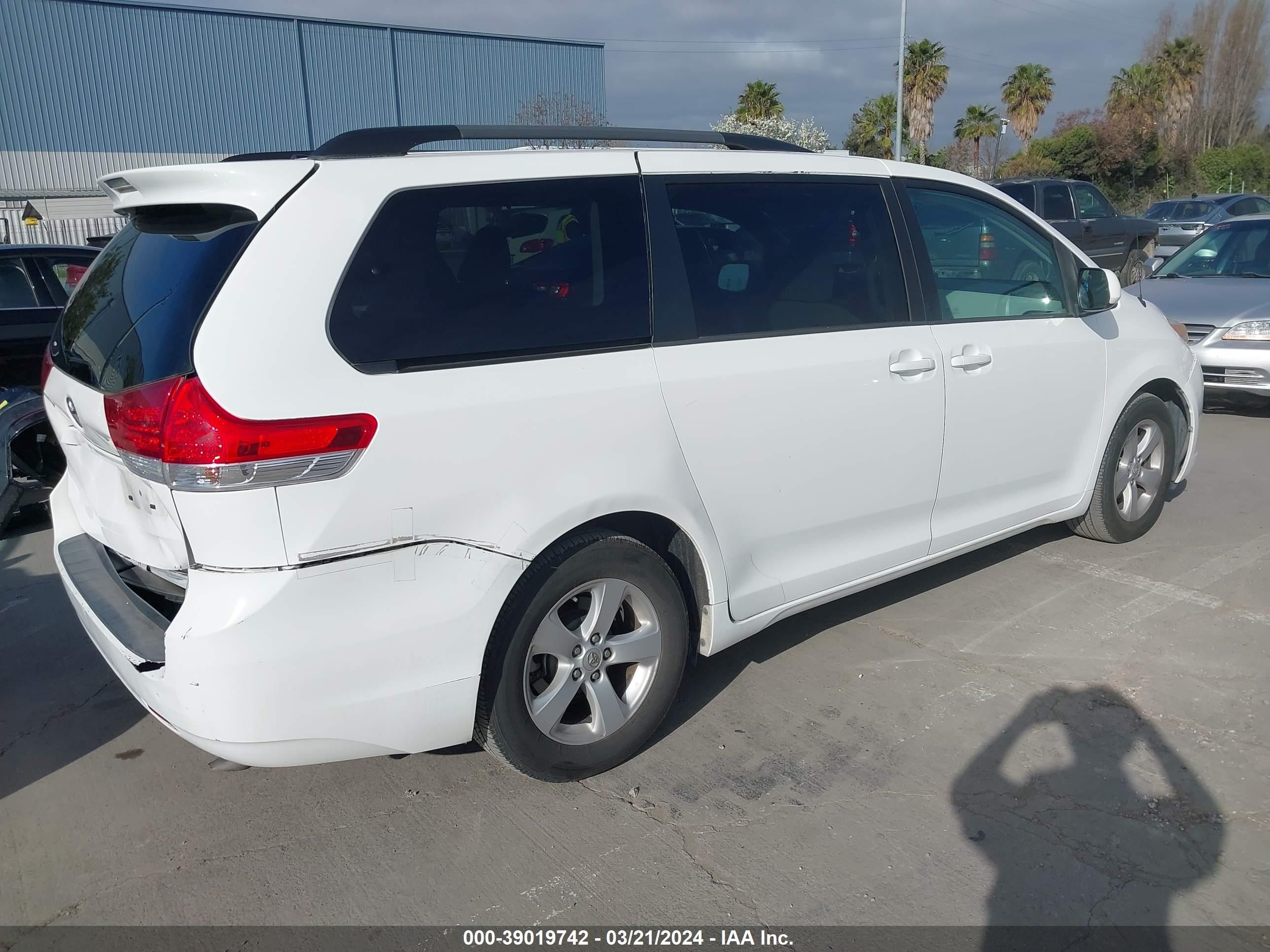 Photo 3 VIN: 5TDKK3DC2ES414006 - TOYOTA SIENNA 