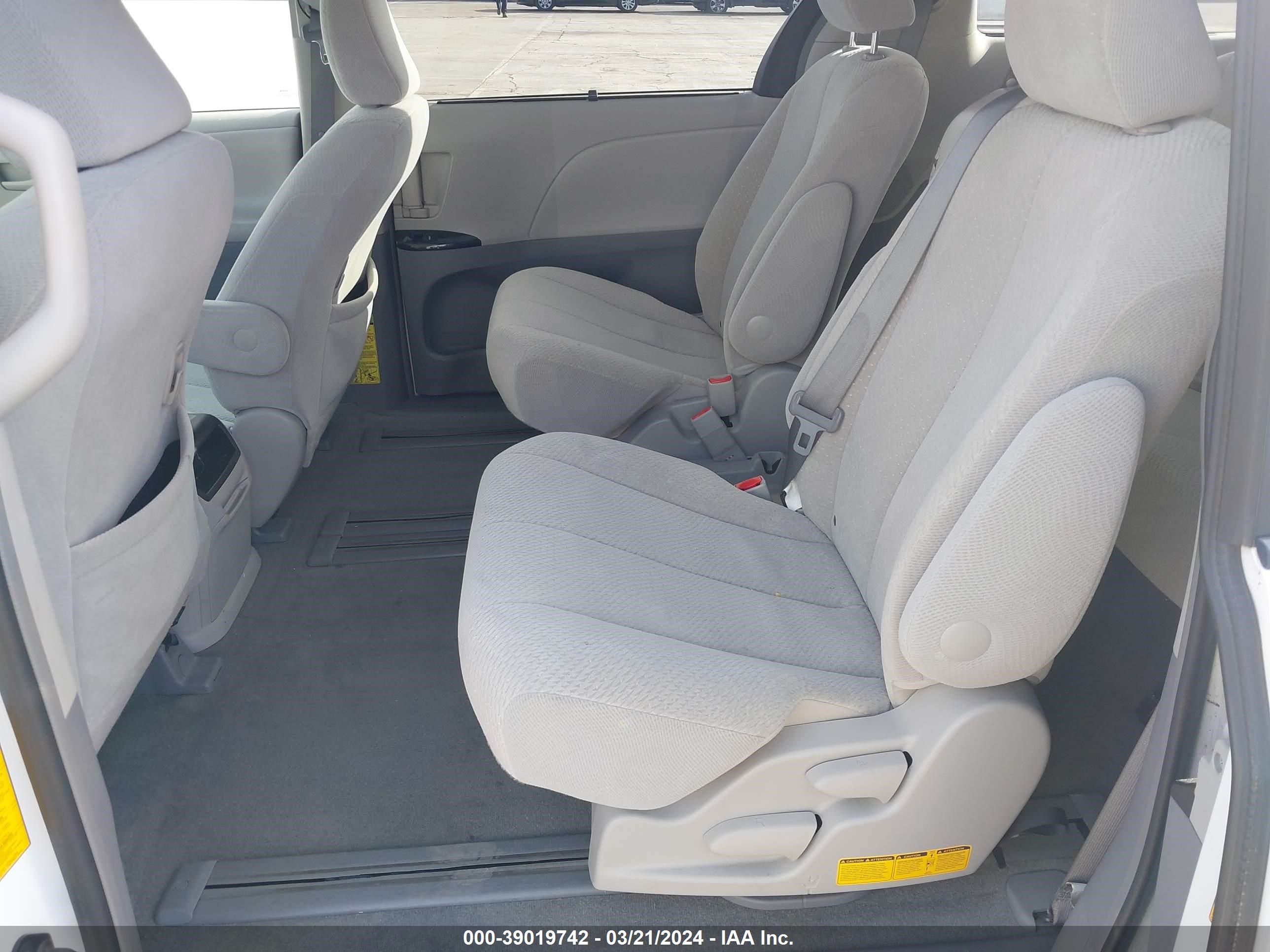 Photo 7 VIN: 5TDKK3DC2ES414006 - TOYOTA SIENNA 