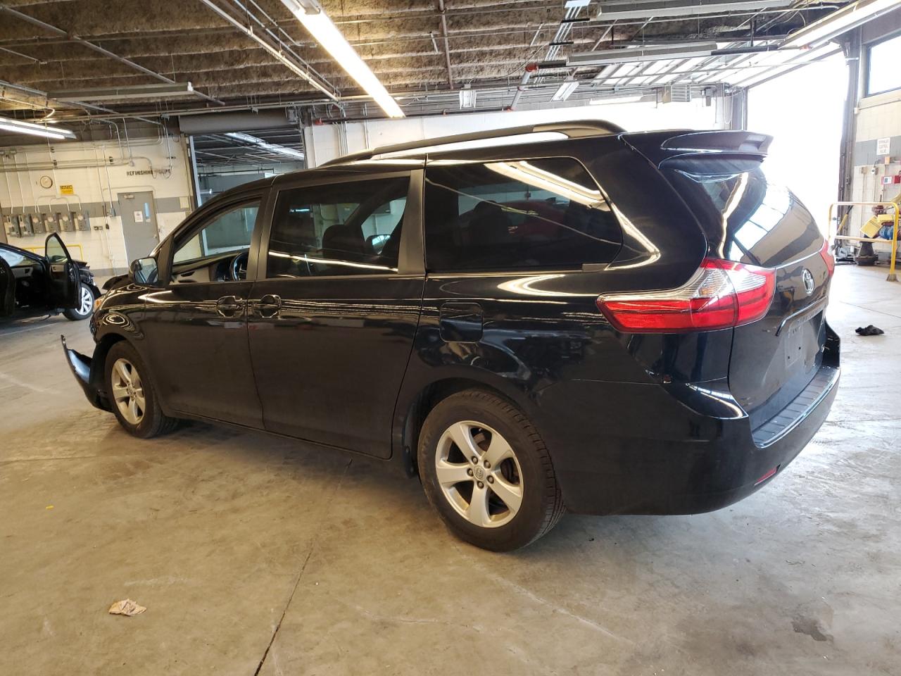 Photo 1 VIN: 5TDKK3DC2FS551903 - TOYOTA SIENNA 