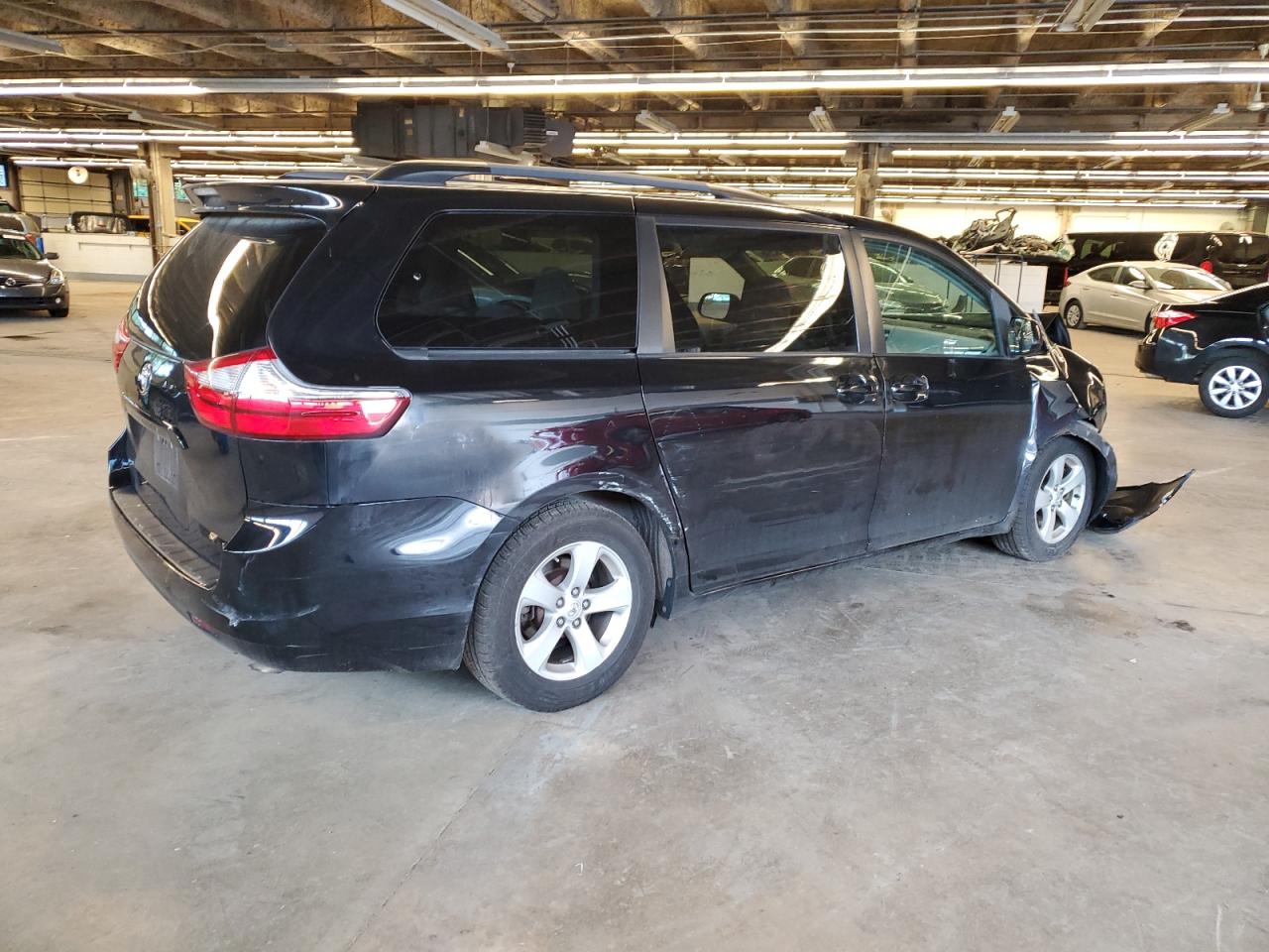 Photo 2 VIN: 5TDKK3DC2FS551903 - TOYOTA SIENNA 