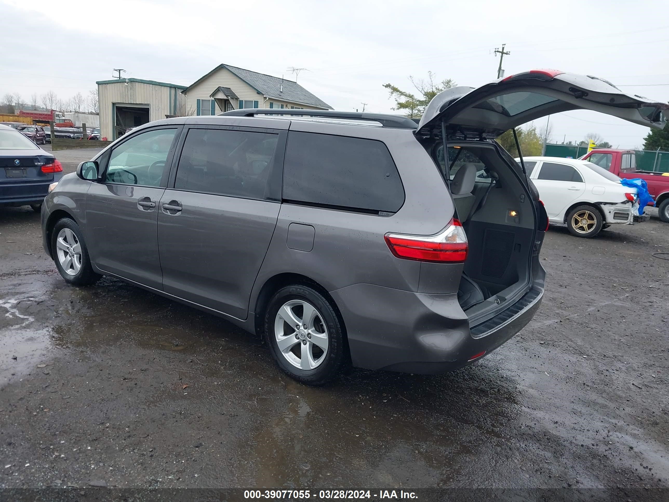 Photo 2 VIN: 5TDKK3DC2GS726247 - TOYOTA SIENNA 