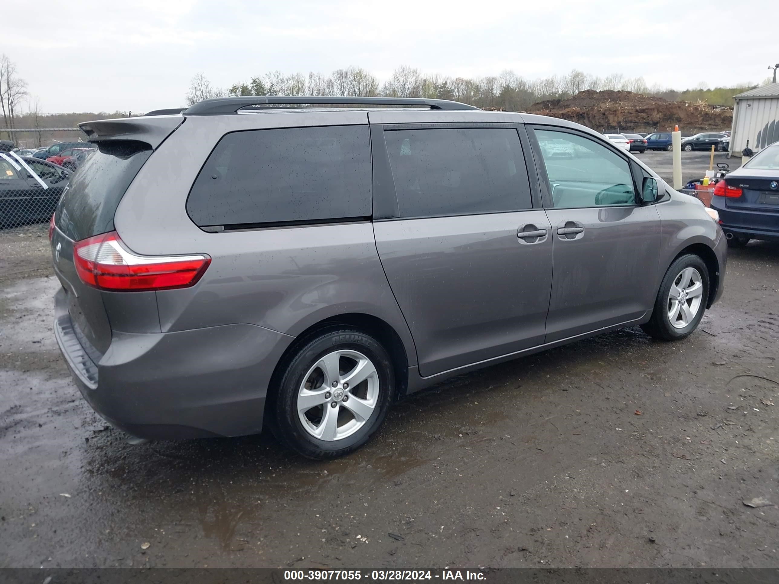 Photo 3 VIN: 5TDKK3DC2GS726247 - TOYOTA SIENNA 