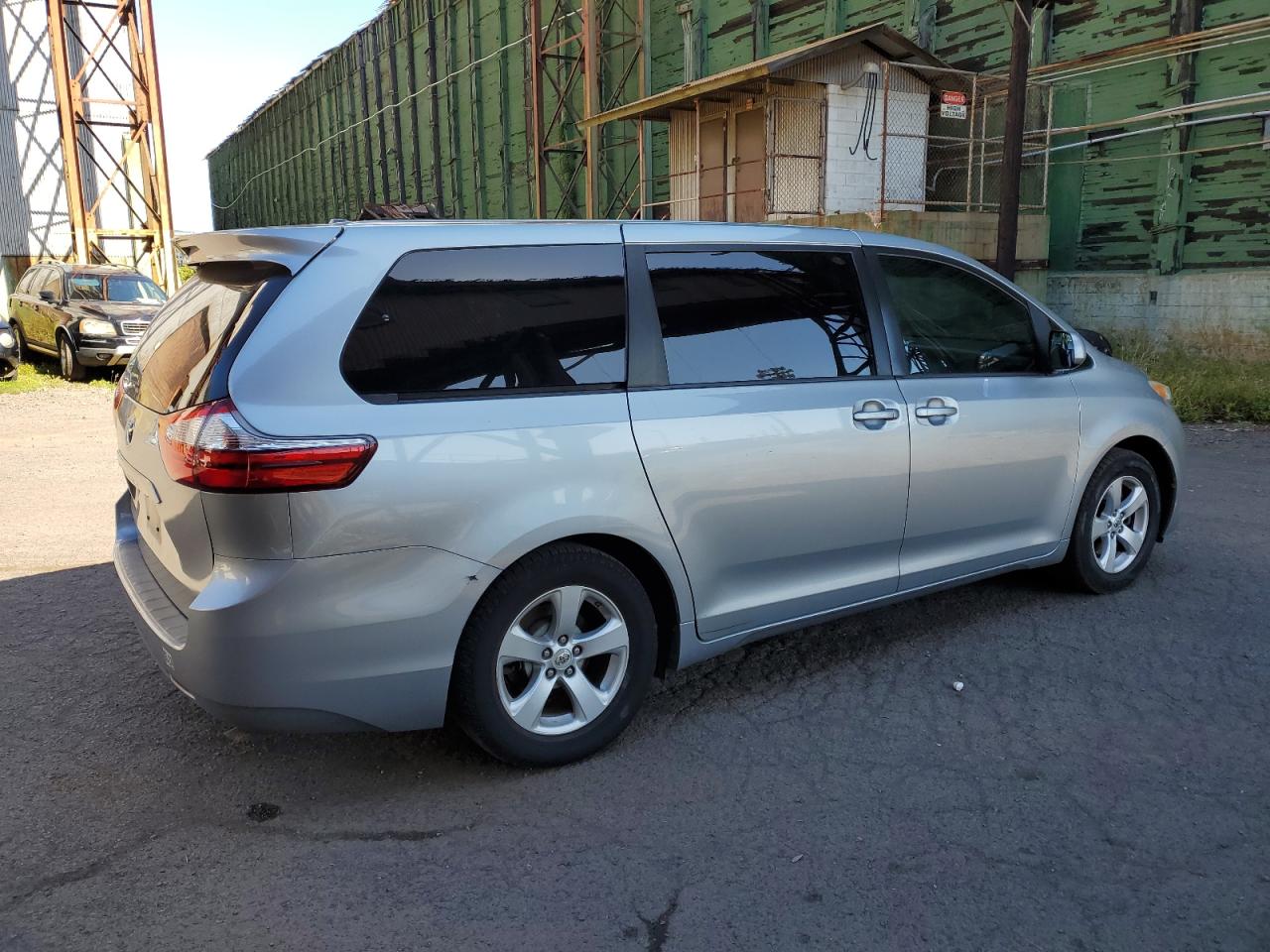 Photo 2 VIN: 5TDKK3DC2GS727060 - TOYOTA SIENNA 