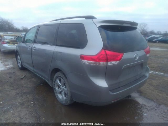 Photo 2 VIN: 5TDKK3DC3BS005184 - TOYOTA SIENNA 