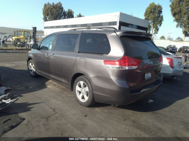 Photo 2 VIN: 5TDKK3DC3BS010806 - TOYOTA SIENNA 