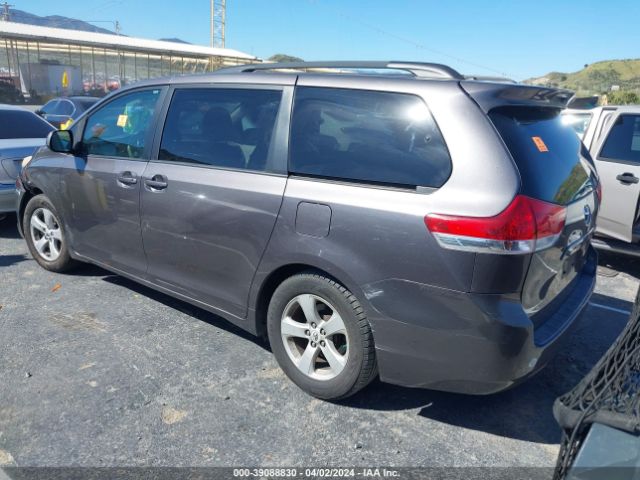 Photo 2 VIN: 5TDKK3DC3BS035804 - TOYOTA SIENNA 