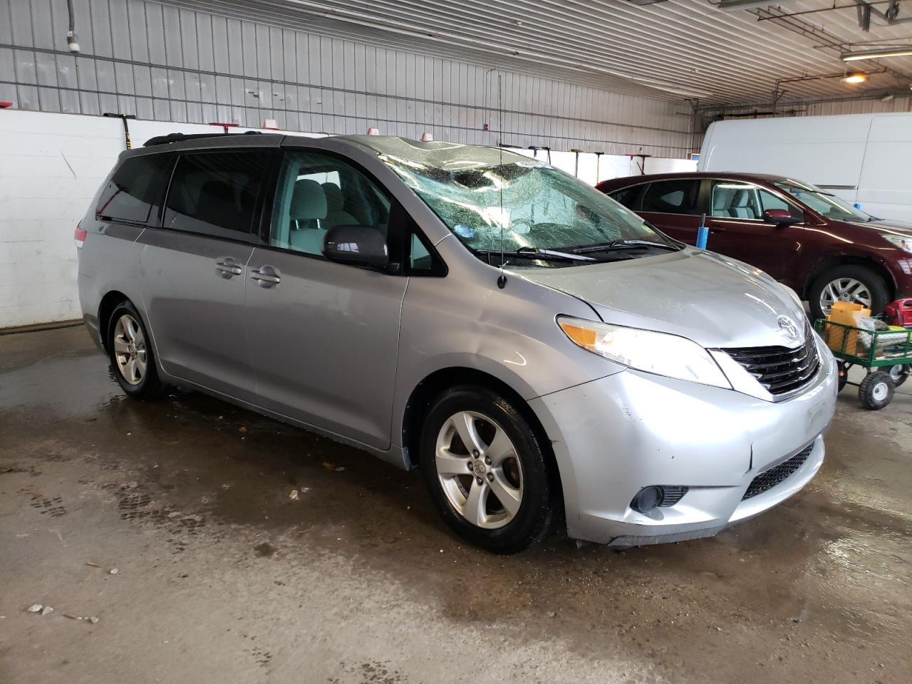 Photo 3 VIN: 5TDKK3DC3BS037729 - TOYOTA SIENNA 