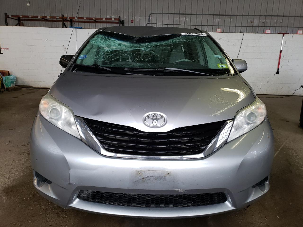 Photo 4 VIN: 5TDKK3DC3BS037729 - TOYOTA SIENNA 