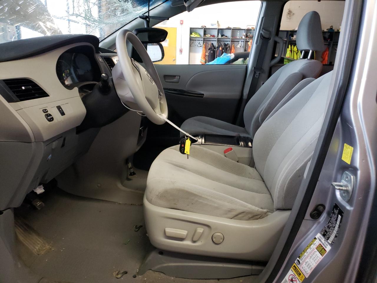 Photo 6 VIN: 5TDKK3DC3BS037729 - TOYOTA SIENNA 