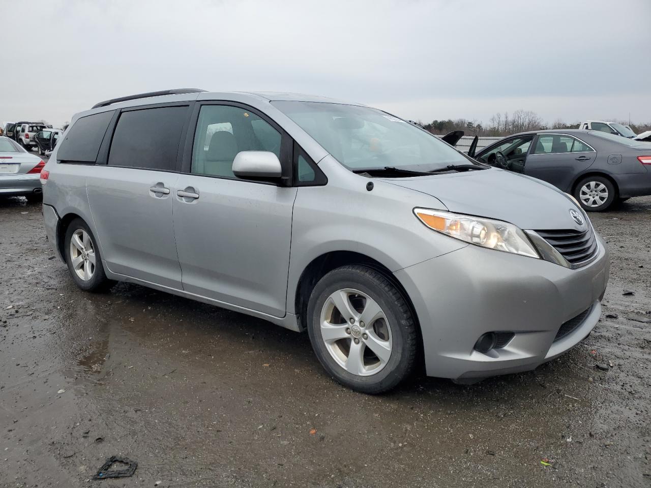 Photo 3 VIN: 5TDKK3DC3BS044020 - TOYOTA SIENNA 