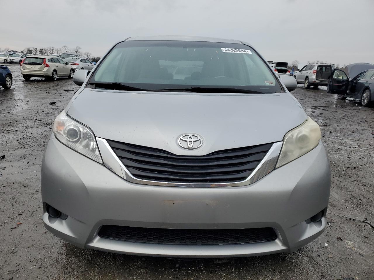 Photo 4 VIN: 5TDKK3DC3BS044020 - TOYOTA SIENNA 