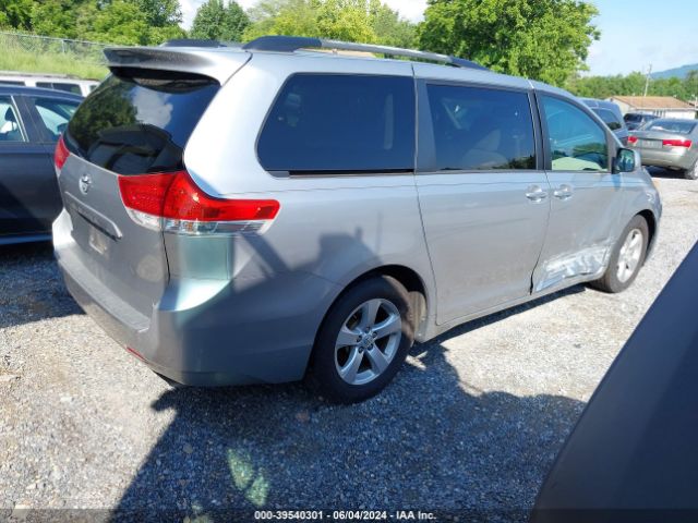 Photo 3 VIN: 5TDKK3DC3BS079673 - TOYOTA SIENNA 