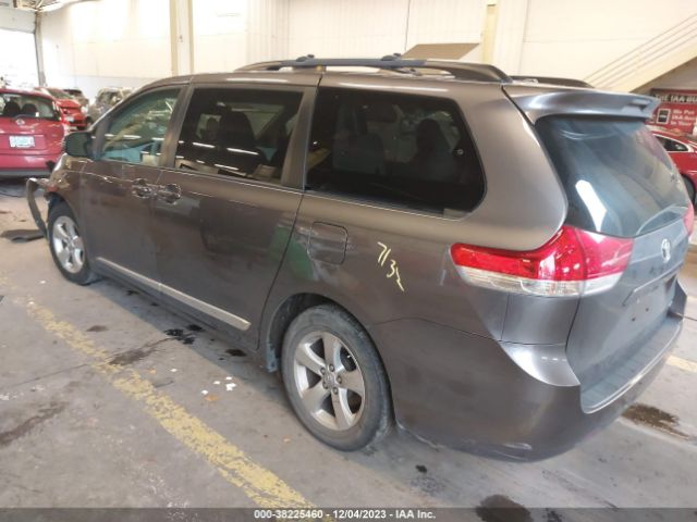 Photo 2 VIN: 5TDKK3DC3BS102370 - TOYOTA SIENNA 