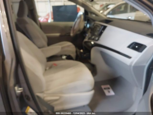 Photo 4 VIN: 5TDKK3DC3BS102370 - TOYOTA SIENNA 