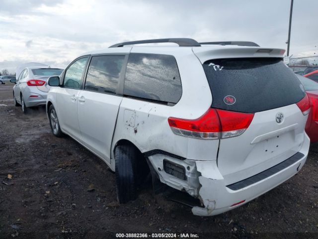 Photo 2 VIN: 5TDKK3DC3BS117015 - TOYOTA SIENNA 