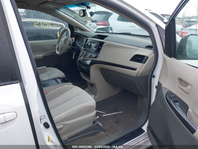 Photo 4 VIN: 5TDKK3DC3BS117015 - TOYOTA SIENNA 