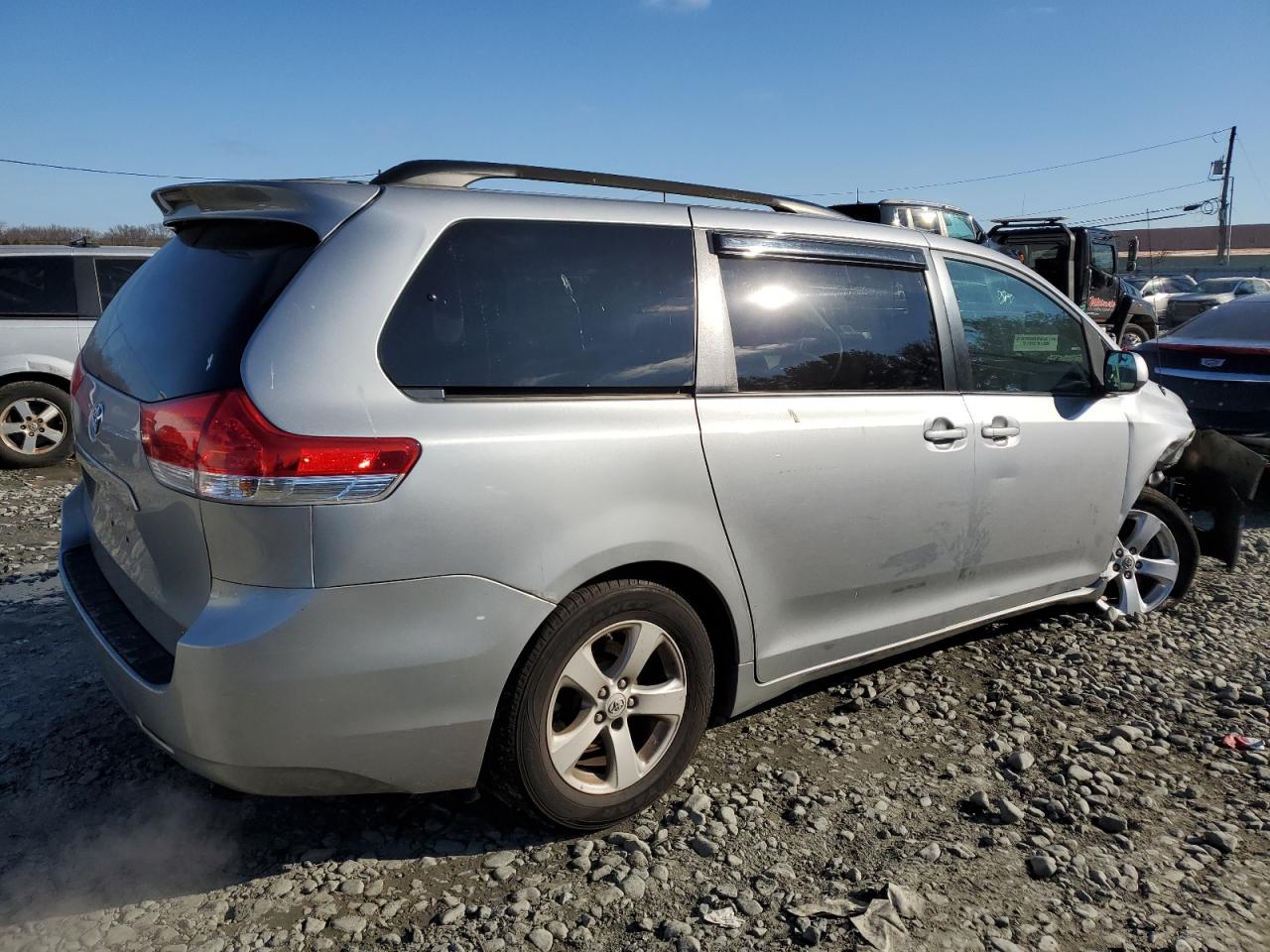 Photo 2 VIN: 5TDKK3DC3BS167462 - TOYOTA SIENNA 