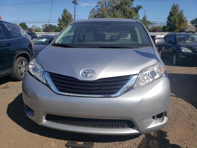 Photo 4 VIN: 5TDKK3DC3CS196686 - TOYOTA SIENNA LE 