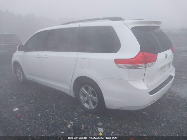 Photo 2 VIN: 5TDKK3DC3CS202843 - TOYOTA SIENNA 