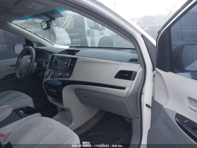 Photo 4 VIN: 5TDKK3DC3CS202843 - TOYOTA SIENNA 