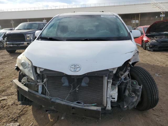 Photo 4 VIN: 5TDKK3DC3CS203166 - TOYOTA SIENNA LE 