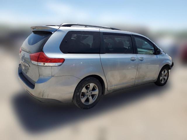 Photo 2 VIN: 5TDKK3DC3CS207752 - TOYOTA SIENNA LE 