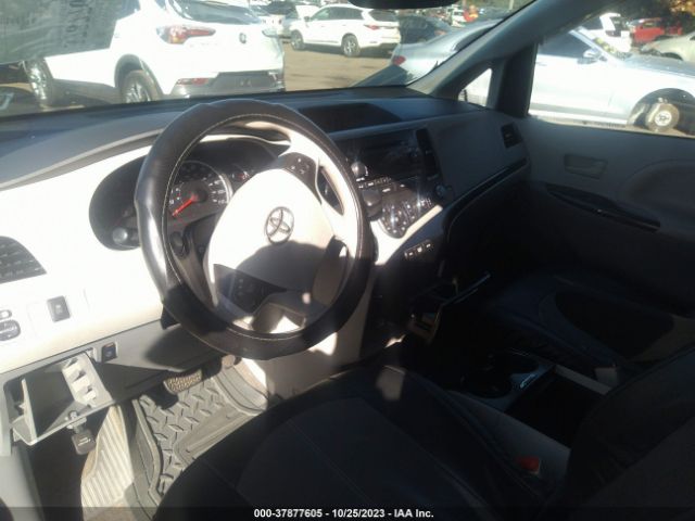 Photo 4 VIN: 5TDKK3DC3CS209372 - TOYOTA SIENNA 