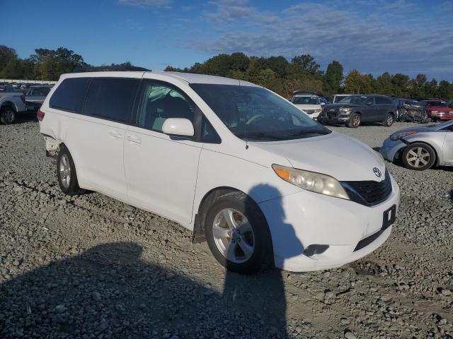 Photo 3 VIN: 5TDKK3DC3CS226902 - TOYOTA SIENNA LE 