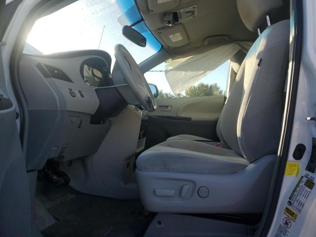 Photo 6 VIN: 5TDKK3DC3CS226902 - TOYOTA SIENNA LE 