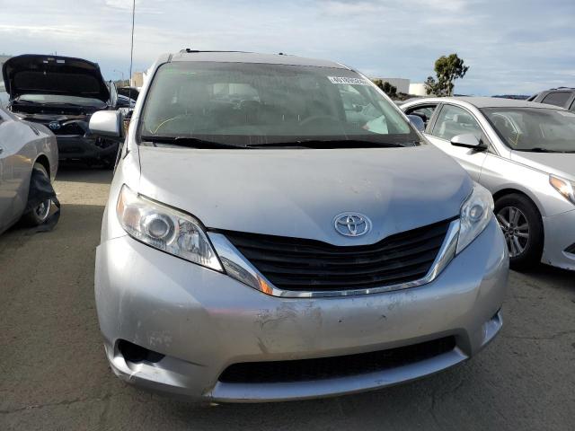 Photo 4 VIN: 5TDKK3DC3CS238158 - TOYOTA SIENNA LE 