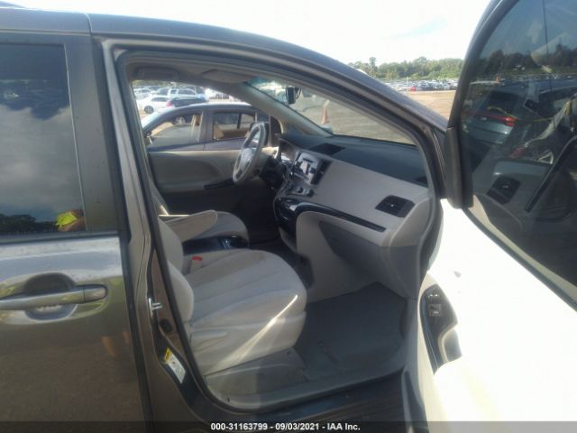 Photo 4 VIN: 5TDKK3DC3CS277008 - TOYOTA SIENNA 