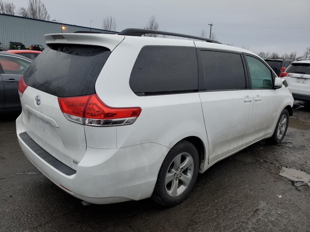 Photo 2 VIN: 5TDKK3DC3DS337001 - TOYOTA SIENNA 