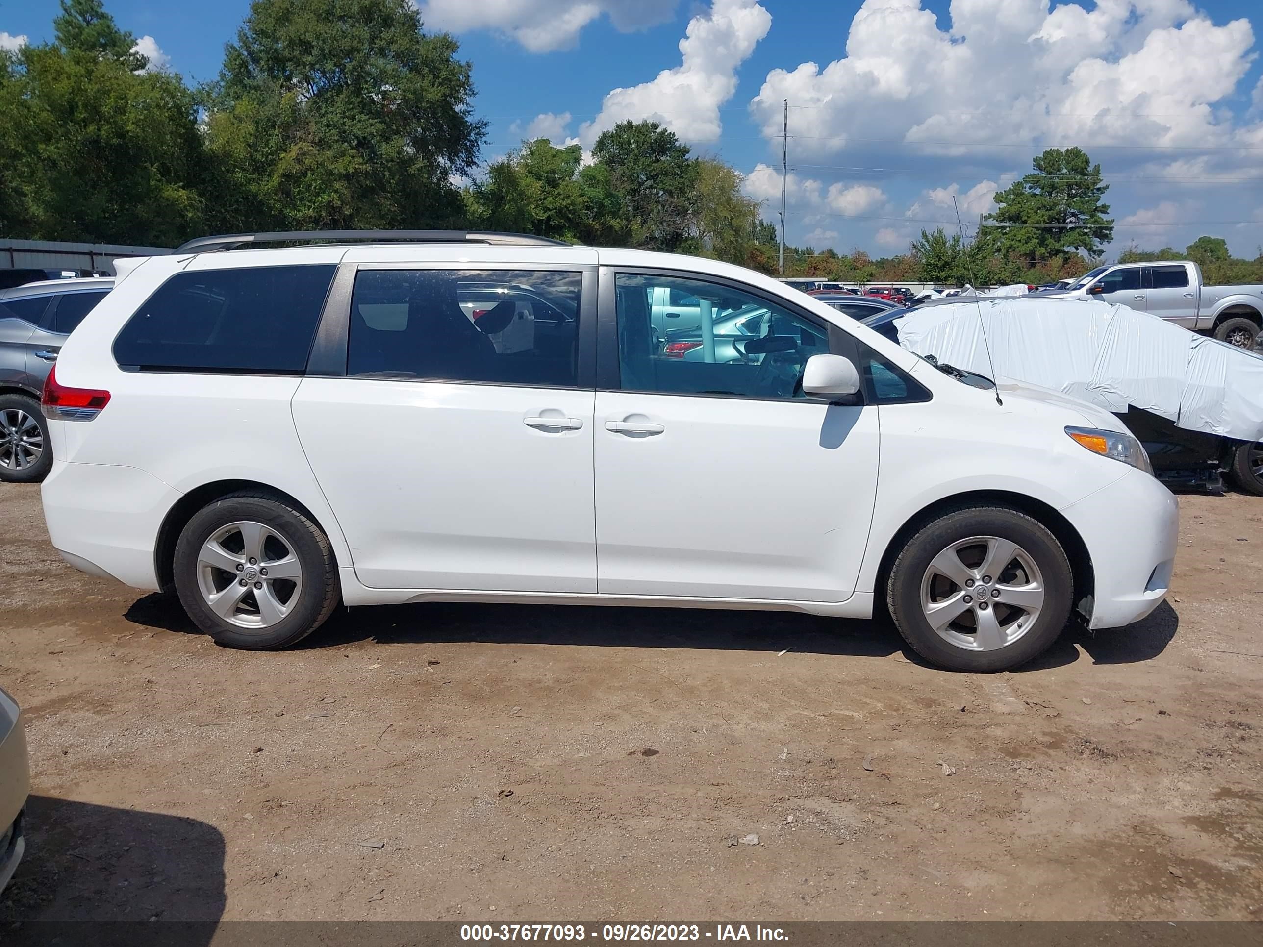 Photo 13 VIN: 5TDKK3DC3DS339959 - TOYOTA SIENNA 