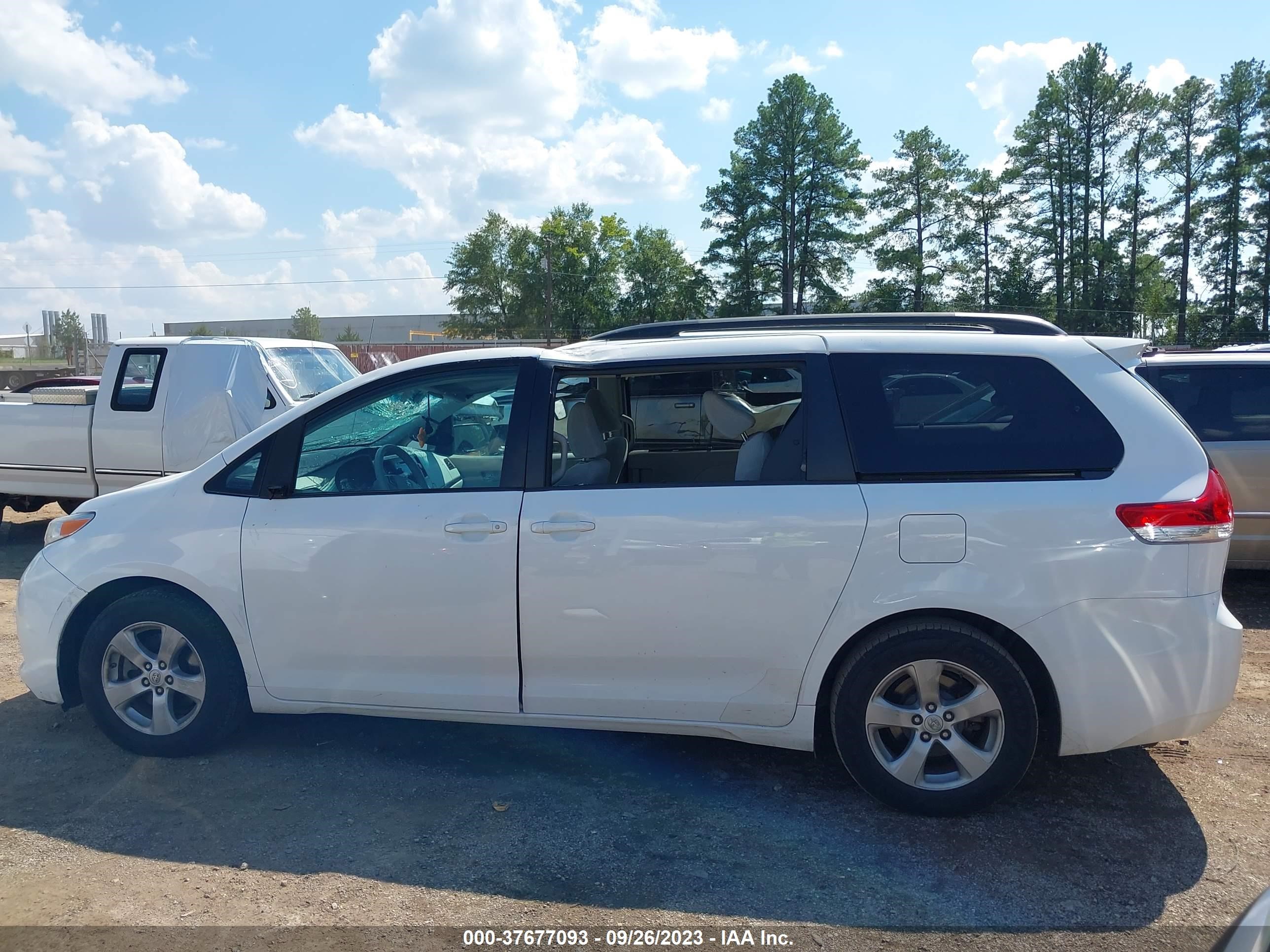 Photo 14 VIN: 5TDKK3DC3DS339959 - TOYOTA SIENNA 