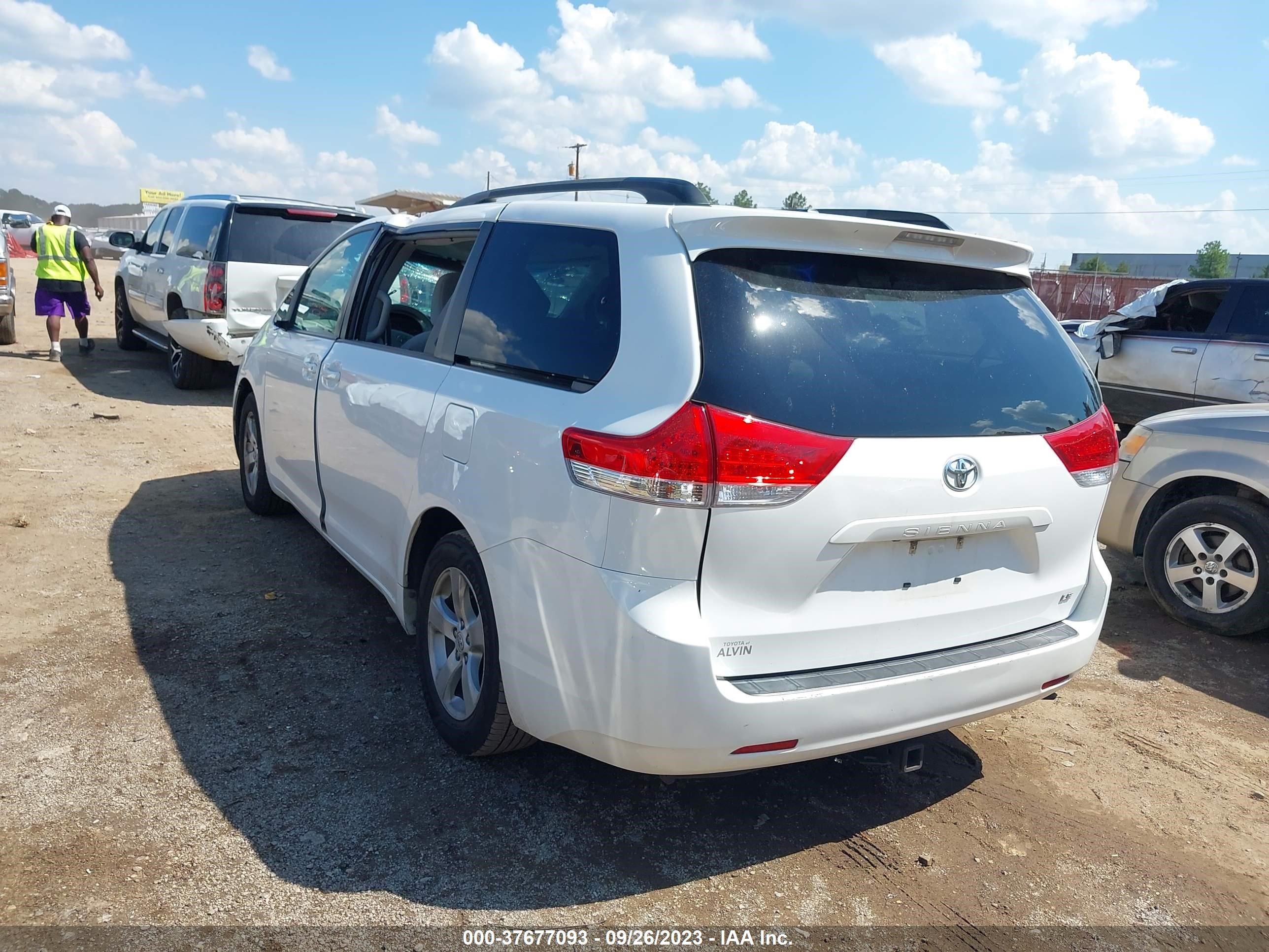 Photo 2 VIN: 5TDKK3DC3DS339959 - TOYOTA SIENNA 