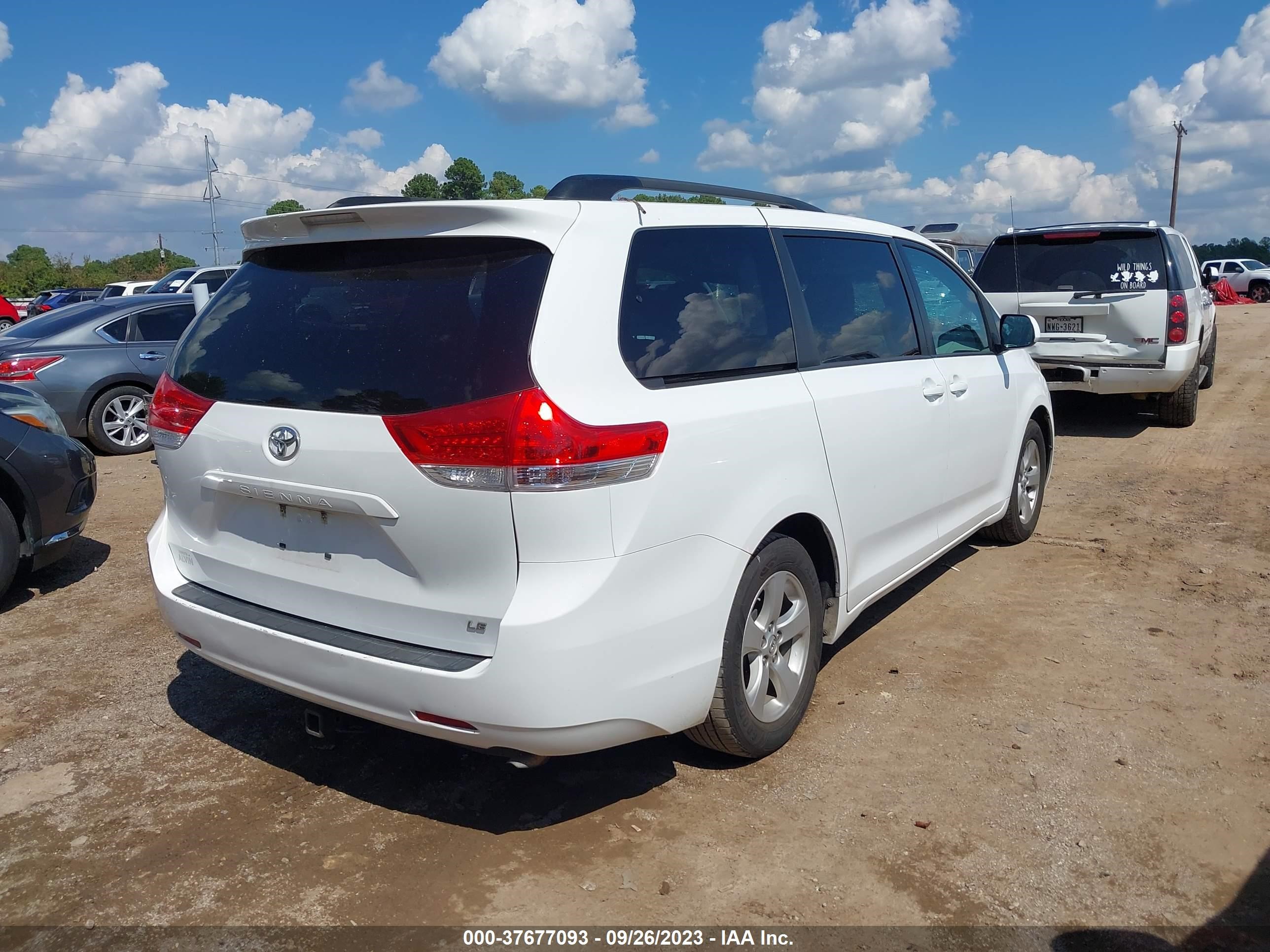 Photo 3 VIN: 5TDKK3DC3DS339959 - TOYOTA SIENNA 