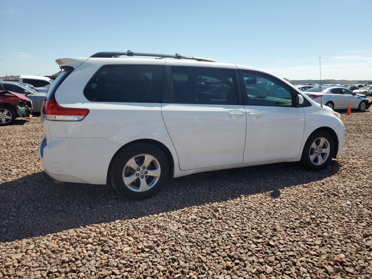 Photo 2 VIN: 5TDKK3DC3DS382097 - TOYOTA SIENNA 