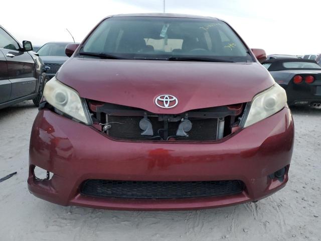 Photo 4 VIN: 5TDKK3DC3DS403899 - TOYOTA SIENNA LE 