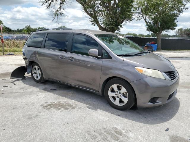 Photo 3 VIN: 5TDKK3DC3DS404390 - TOYOTA SIENNA LE 