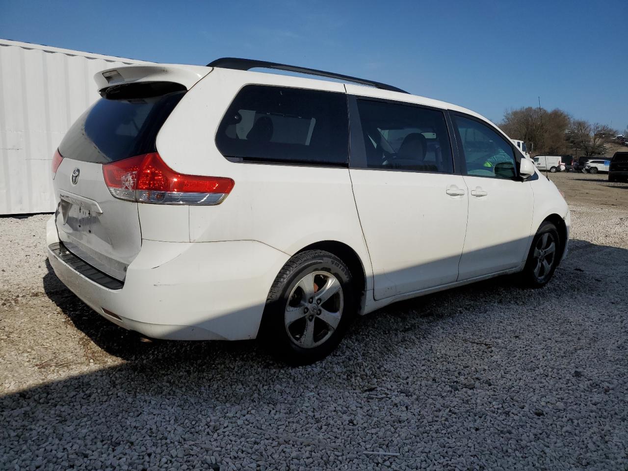 Photo 2 VIN: 5TDKK3DC3ES431056 - TOYOTA SIENNA 