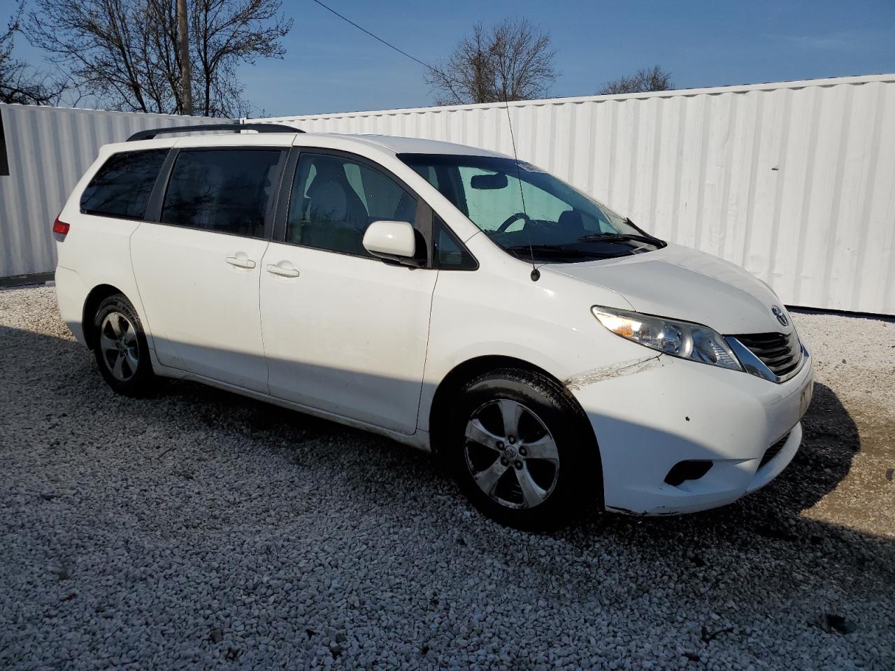 Photo 3 VIN: 5TDKK3DC3ES431056 - TOYOTA SIENNA 